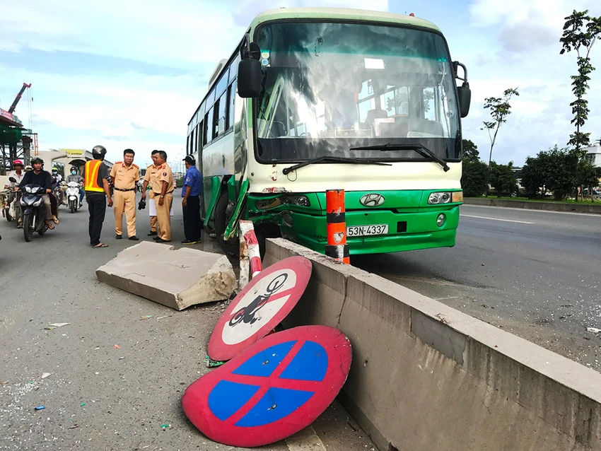  xe buýt lao lên dải phân cách